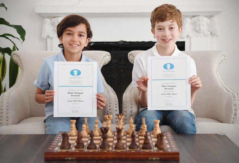 Saudara yang bermain catur memenangkan gelar internasional