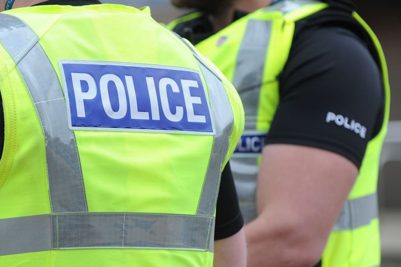 Dua wanita ditangkap atas dugaan syuting polisi Skotlandia bermain poker strip melalui jendela