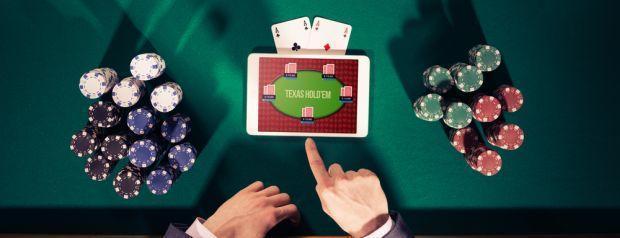 Poker Berbasis Darat vs Poker Online