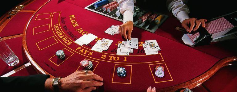 Perbandingan Poker vs Blackjack: Mana yang Lebih Baik Dimainkan?