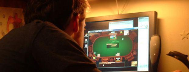 Online Poker Vs. Live Poker Where to Learn the Game