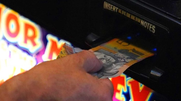 NT Government minister accused of 'abrogating responsibility' over outback town poker machine plan