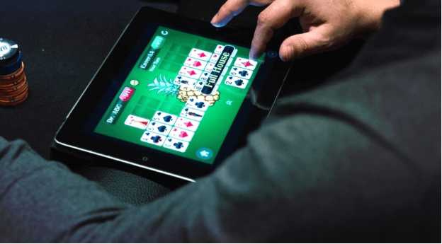 Playing poker on mobile: Pros & Cons