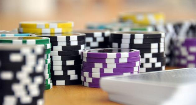 Online poker vs. Live poker: Which is right for you?